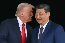 US President Donald Trump (L) and Chinese President Xi Jinping talk.